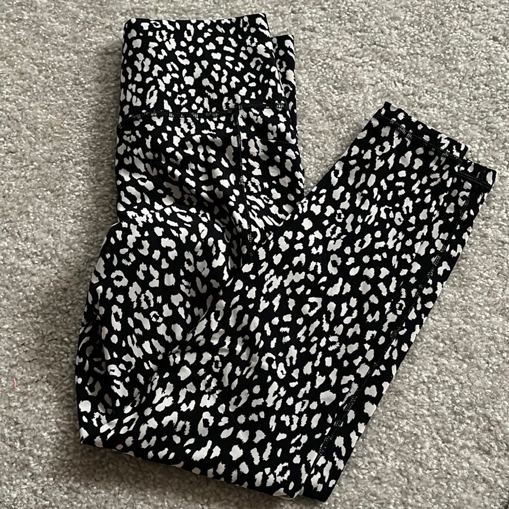 Athleta salutation stash pocket 7/8th tights